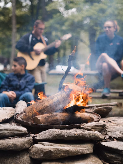 Am Lagerfeuer mit Gitarre